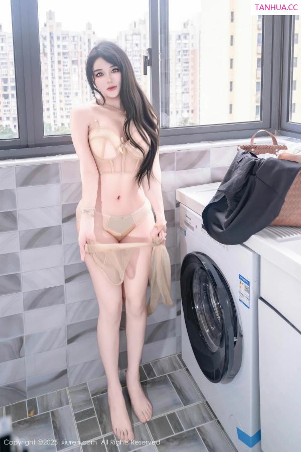   [XiuRen]高清写真图 2025.11.20 No.11010 汐汐爱吃草莓 家政姐姐第23张图片
